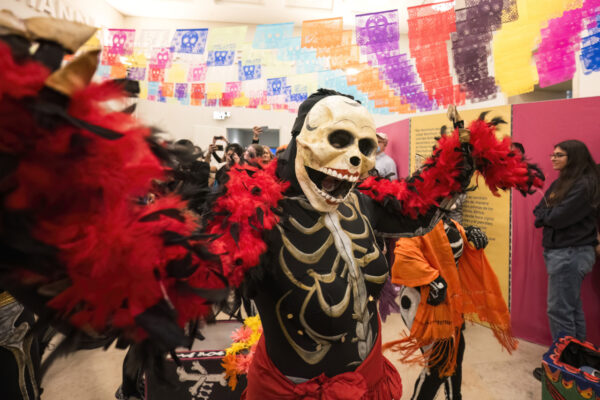 Fiesta de Dia de los Muertos Mexikanisches Totenfest im Humboldt Forum im Berliner Schloss am 05. November 2023.
Aufmarsch der Skelette.
Foto: Stefanie Loos | Stiftung Humboldt Forum im Berliner Schloss