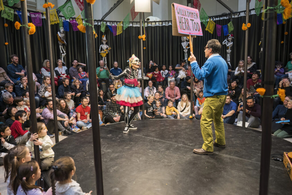 Fiesta de Dia de los Muertos Mexikanisches Totenfest im Humboldt Forum im Berliner Schloss am 05. November 2023.<br />Performance Interview mit dem Tod.<br />